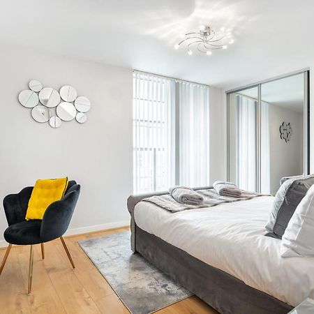 Stunning Apartment With Underground Parking! Londen Buitenkant foto