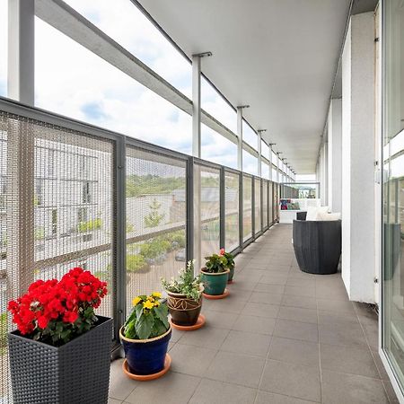 Stunning Apartment With Underground Parking! Londen Buitenkant foto