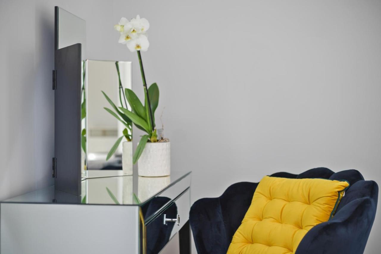 Stunning Apartment With Underground Parking! Londen Buitenkant foto
