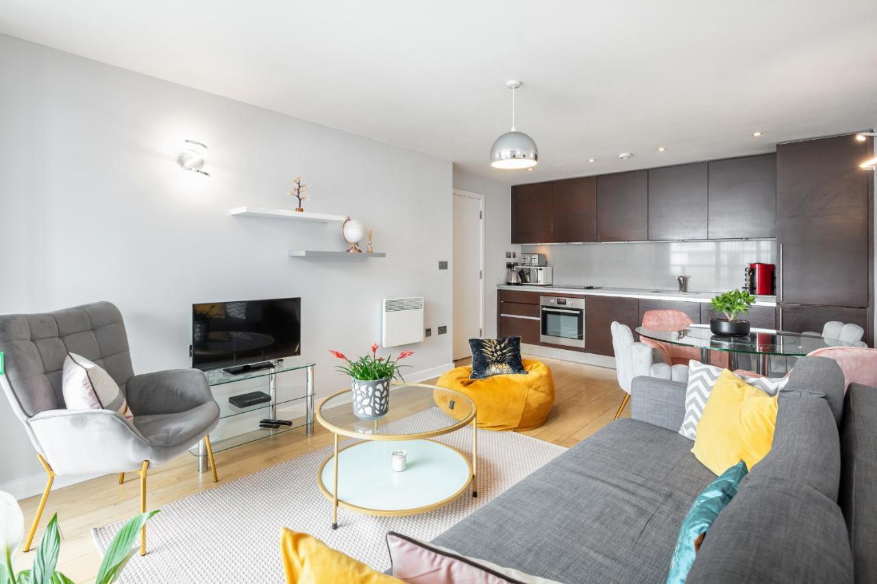 Stunning Apartment With Underground Parking! Londen Buitenkant foto