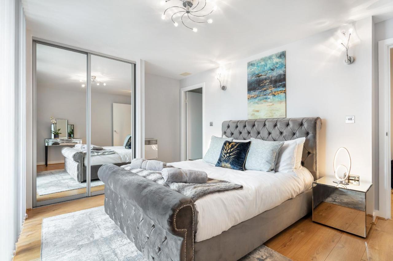 Stunning Apartment With Underground Parking! Londen Buitenkant foto