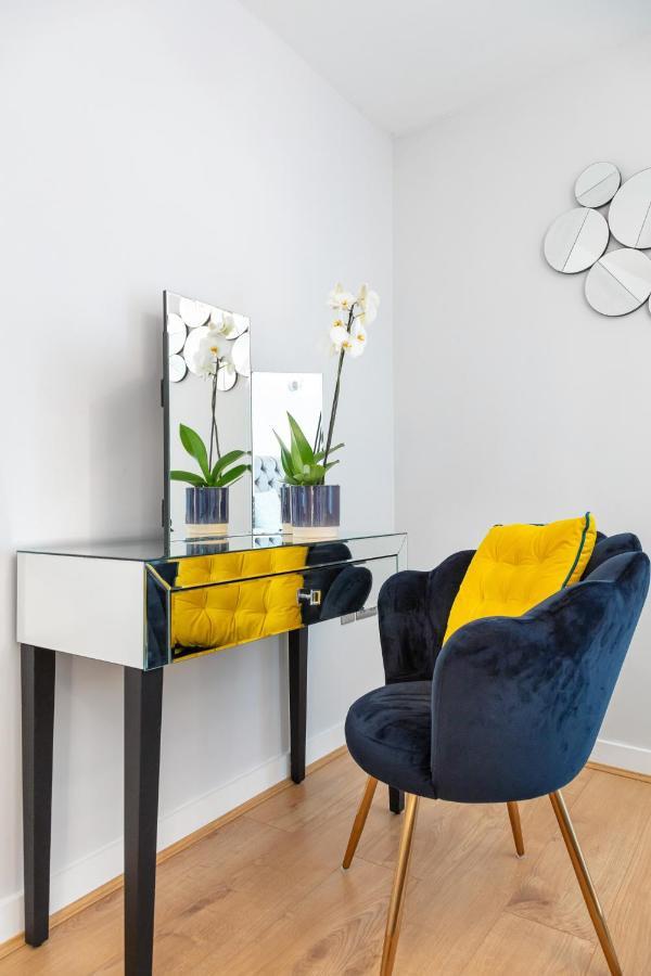 Stunning Apartment With Underground Parking! Londen Buitenkant foto