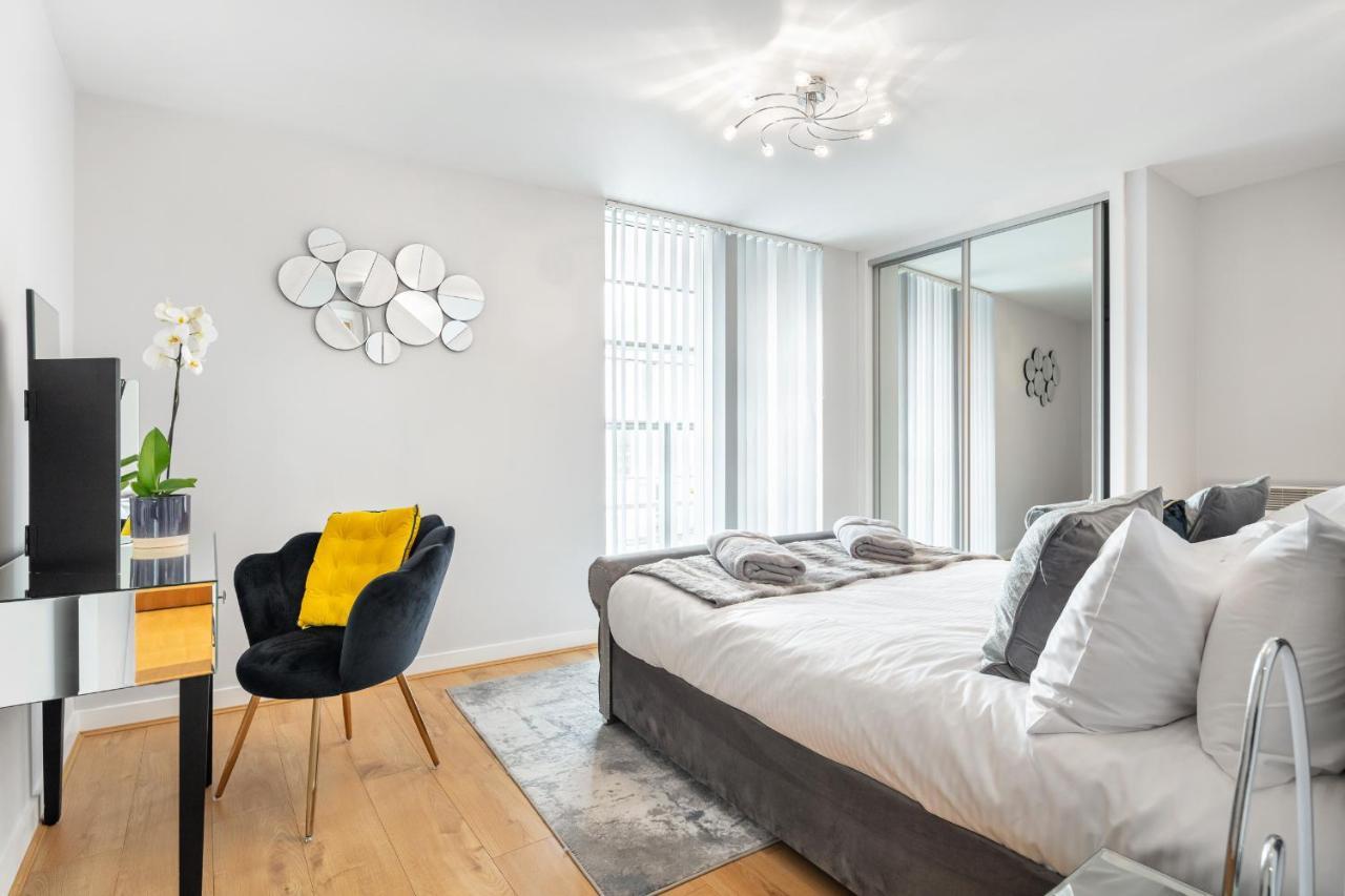 Stunning Apartment With Underground Parking! Londen Buitenkant foto