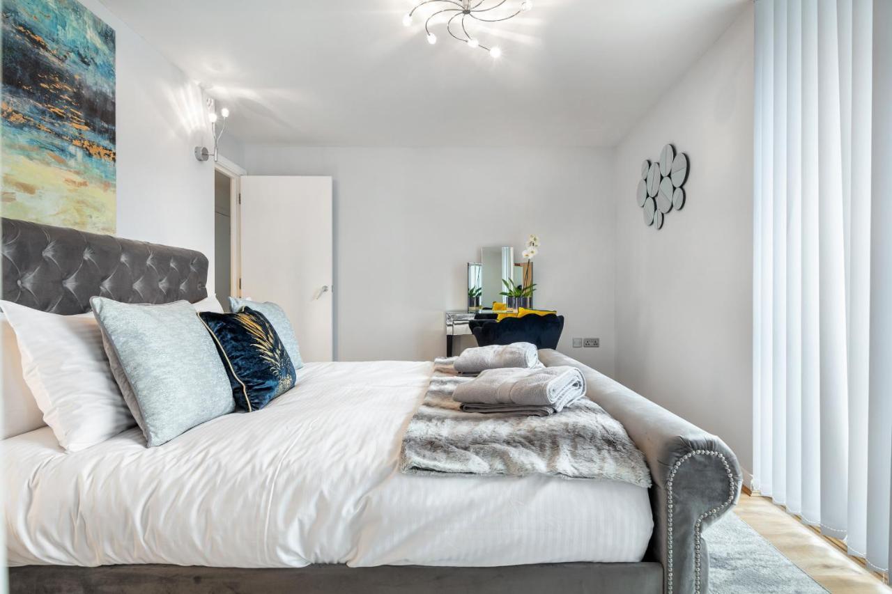 Stunning Apartment With Underground Parking! Londen Buitenkant foto