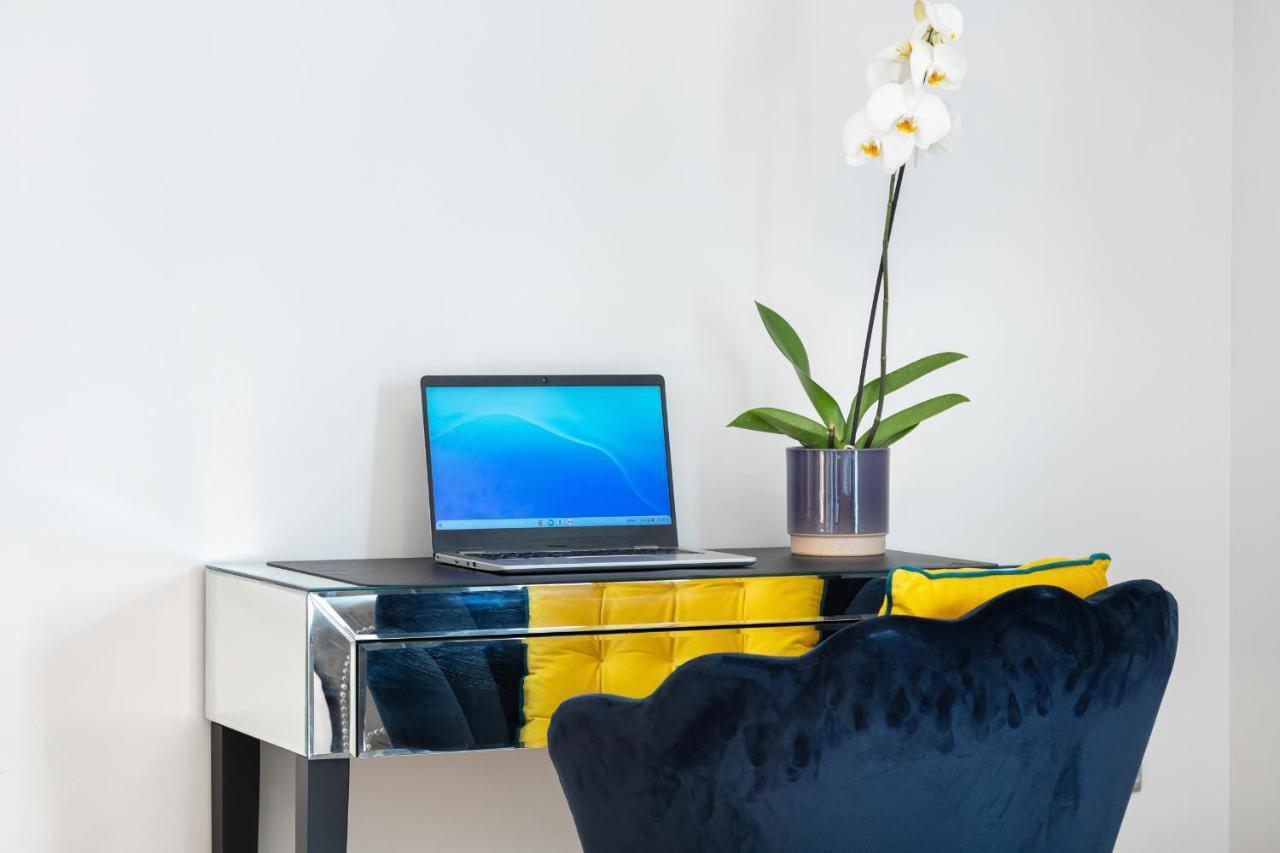 Stunning Apartment With Underground Parking! Londen Buitenkant foto