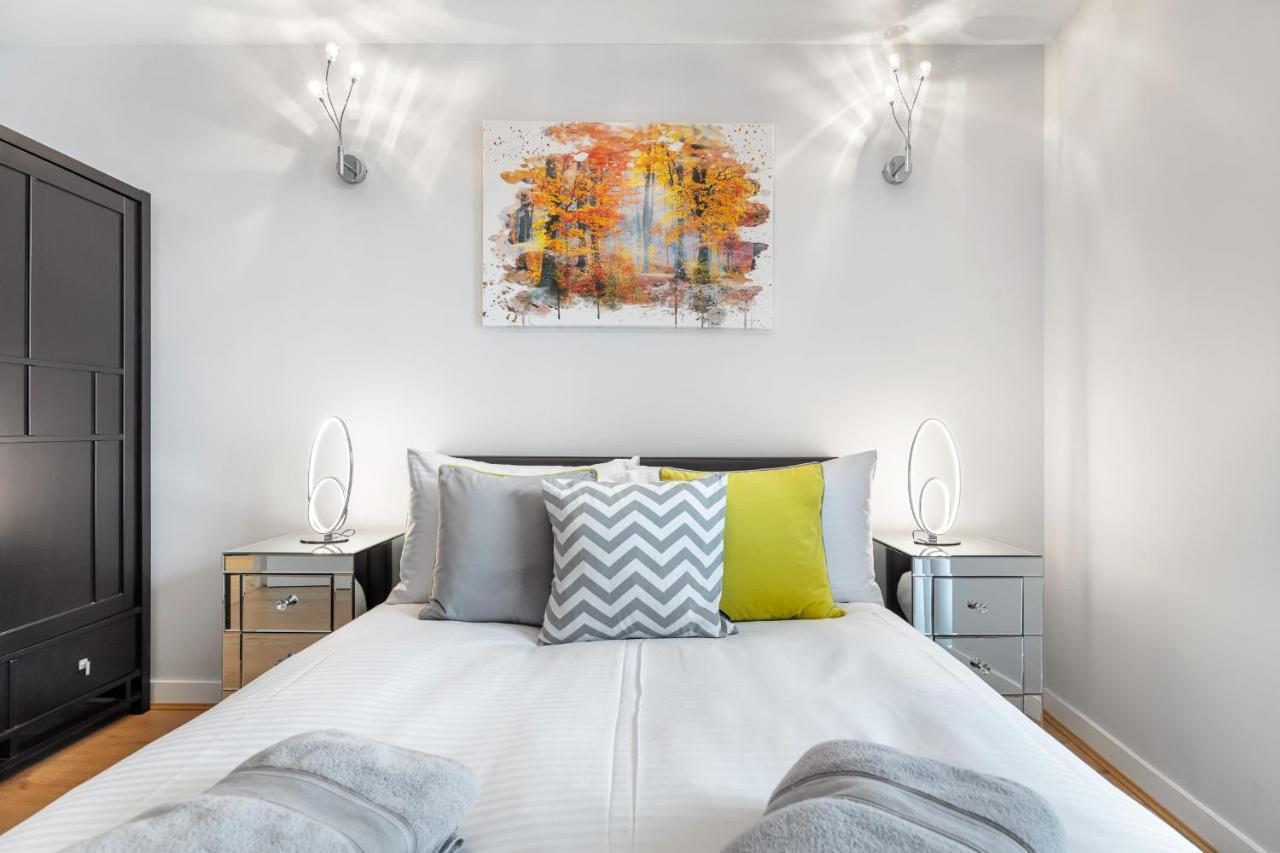 Stunning Apartment With Underground Parking! Londen Buitenkant foto
