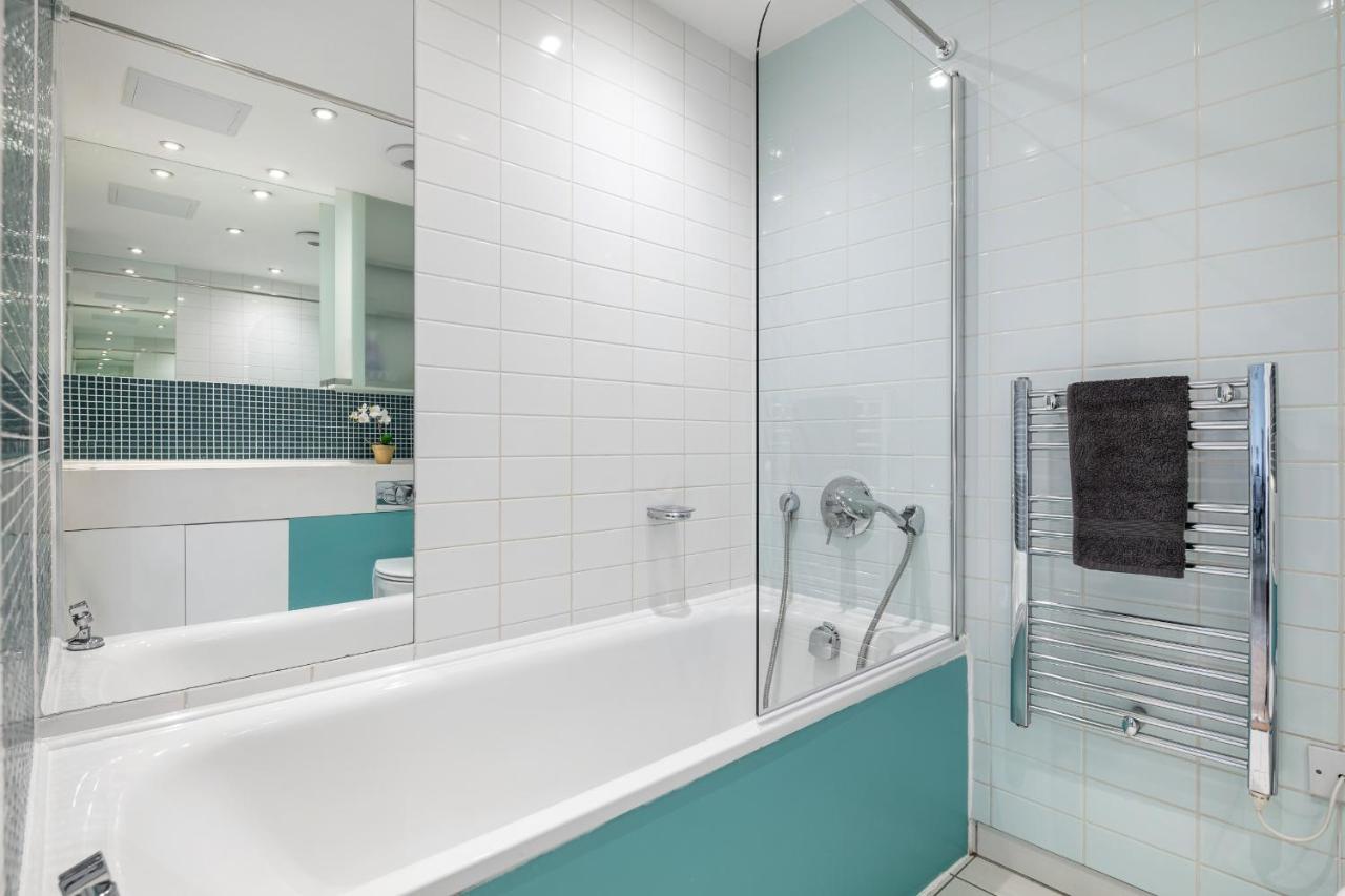 Stunning Apartment With Underground Parking! Londen Buitenkant foto