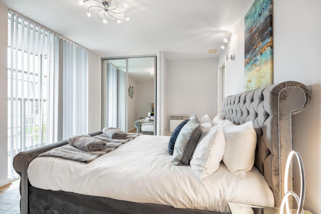 Stunning Apartment With Underground Parking! Londen Buitenkant foto