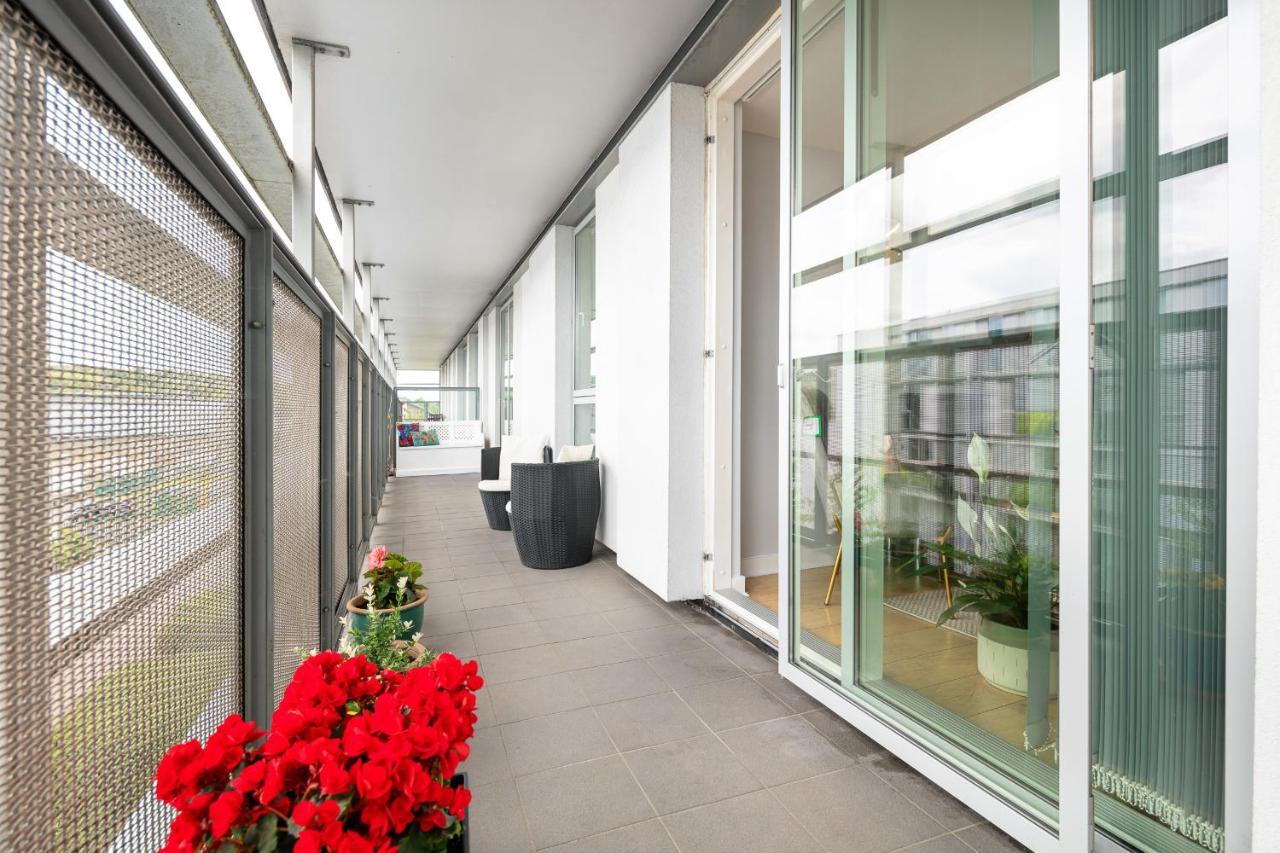 Stunning Apartment With Underground Parking! Londen Buitenkant foto
