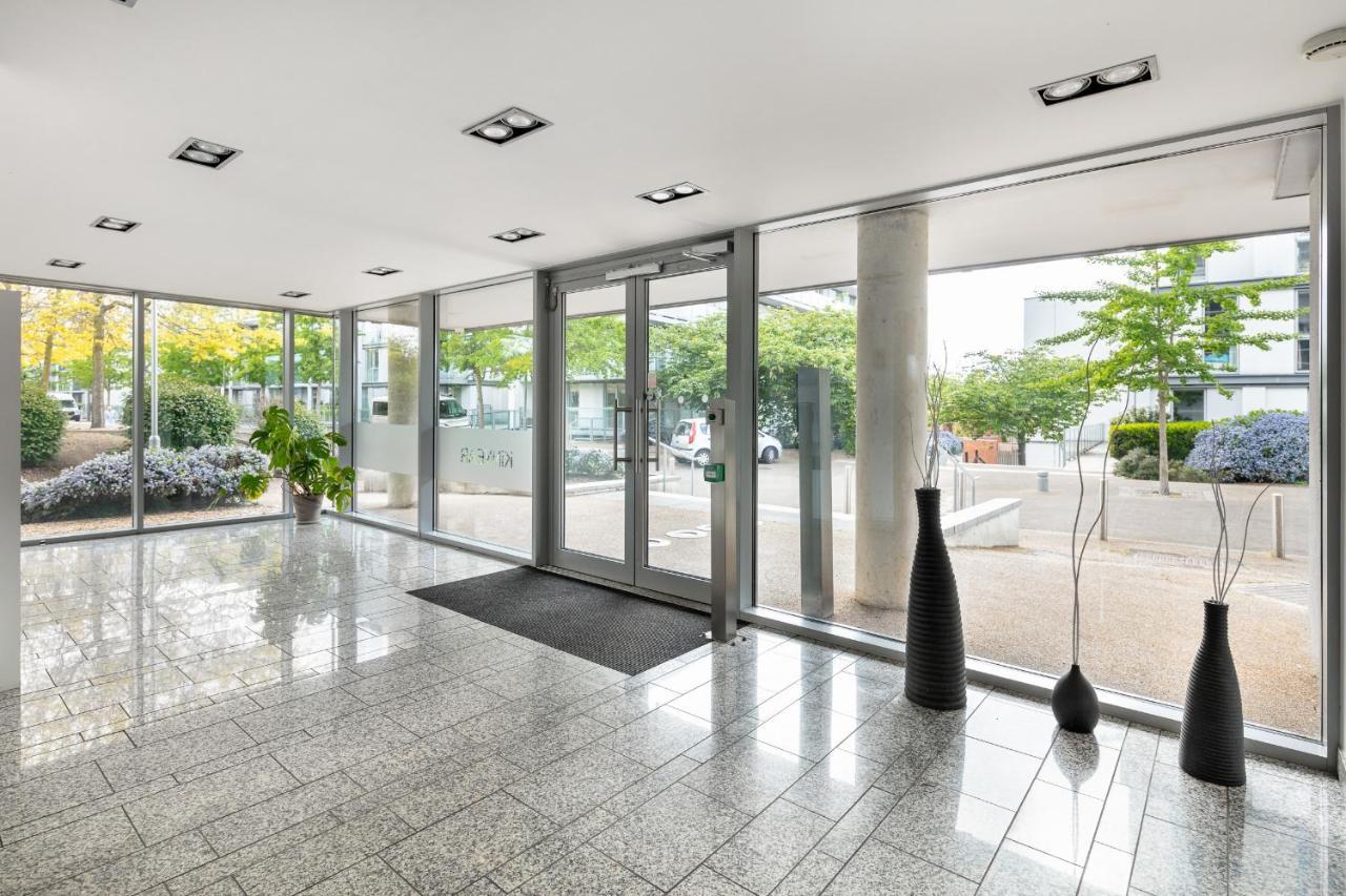 Stunning Apartment With Underground Parking! Londen Buitenkant foto